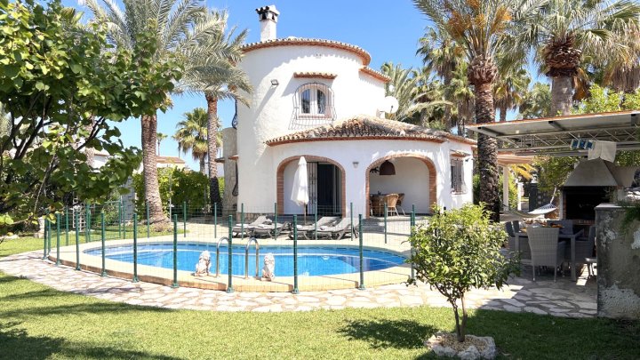Sehr hochwertig renovierte Villa in Toplage mit großem, sonnigen Grundstück und vielen Extras
