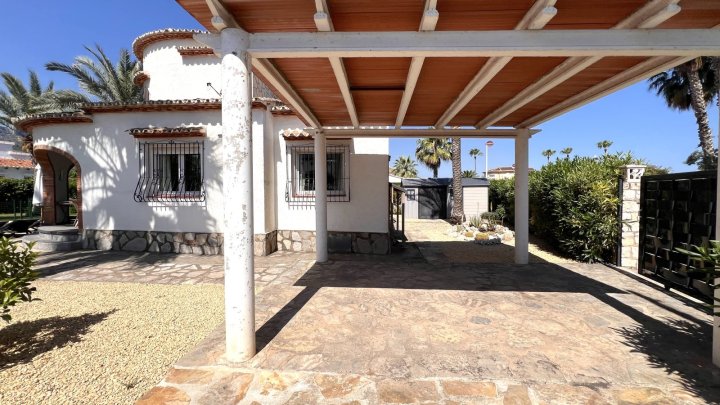 Sehr hochwertig renovierte Villa in Toplage mit großem, sonnigen Grundstück und vielen Extras