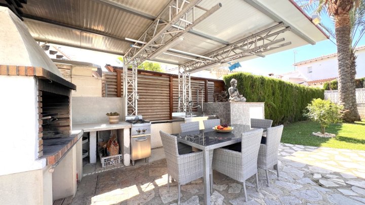 Sehr hochwertig renovierte Villa in Toplage mit großem, sonnigen Grundstück und vielen Extras
