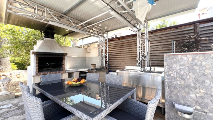 Sehr hochwertig renovierte Villa in Toplage mit großem, sonnigen Grundstück und vielen Extras
