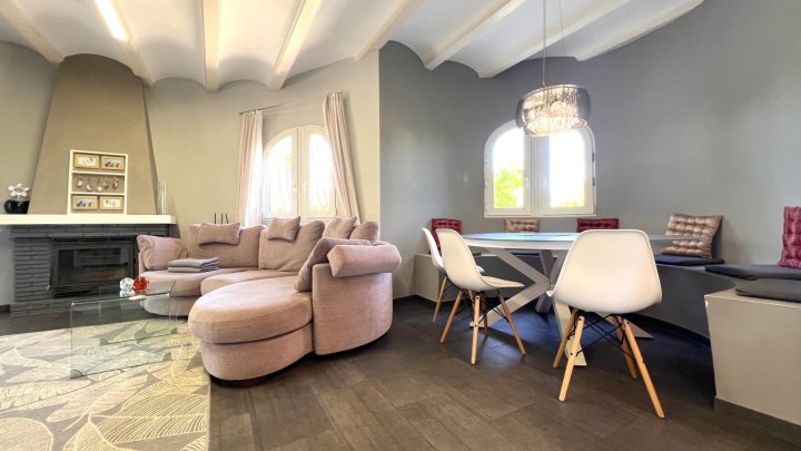 Sehr hochwertig renovierte Villa in Toplage mit großem, sonnigen Grundstück und vielen Extras