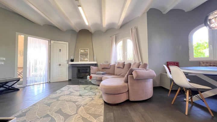Sehr hochwertig renovierte Villa in Toplage mit großem, sonnigen Grundstück und vielen Extras