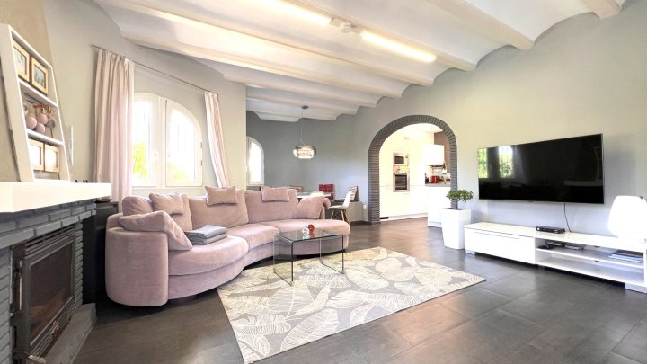 Sehr hochwertig renovierte Villa in Toplage mit großem, sonnigen Grundstück und vielen Extras