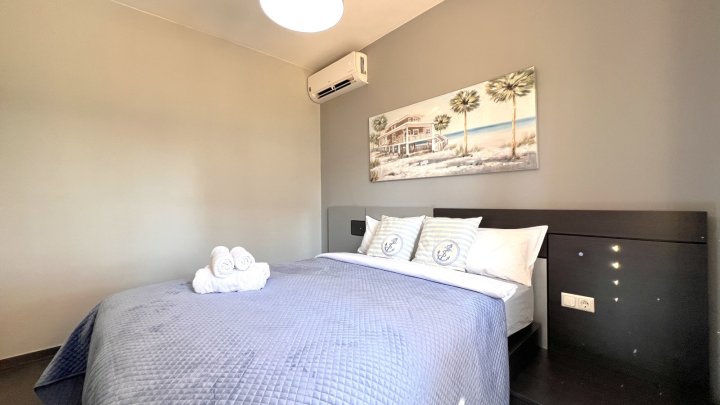 Sehr hochwertig renovierte Villa in Toplage mit großem, sonnigen Grundstück und vielen Extras