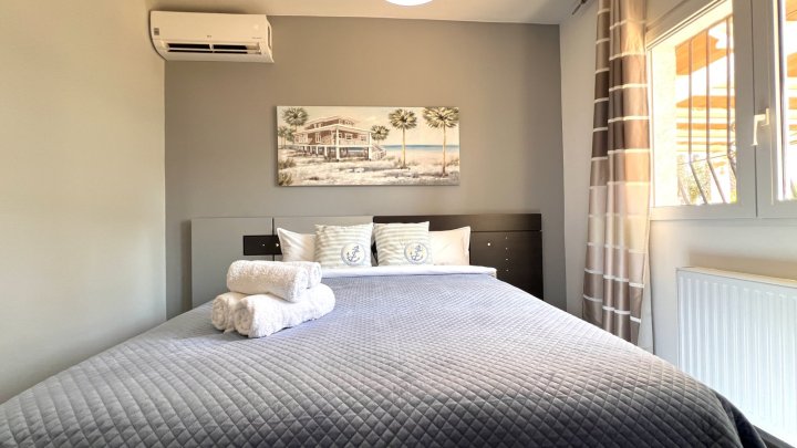 Sehr hochwertig renovierte Villa in Toplage mit großem, sonnigen Grundstück und vielen Extras
