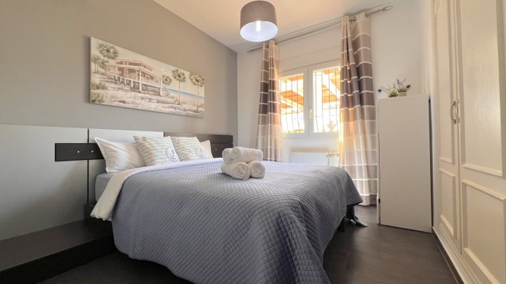 Sehr hochwertig renovierte Villa in Toplage mit großem, sonnigen Grundstück und vielen Extras