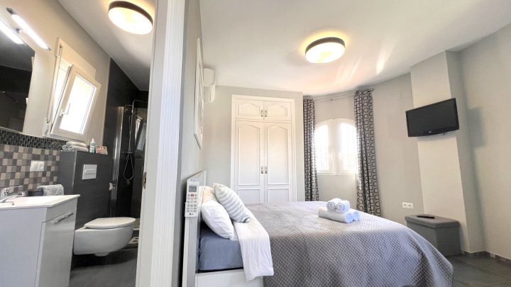 Sehr hochwertig renovierte Villa in Toplage mit großem, sonnigen Grundstück und vielen Extras