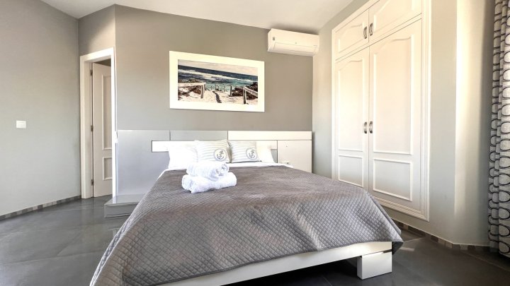 Sehr hochwertig renovierte Villa in Toplage mit großem, sonnigen Grundstück und vielen Extras