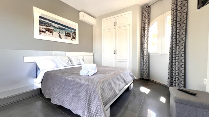 Sehr hochwertig renovierte Villa in Toplage mit großem, sonnigen Grundstück und vielen Extras