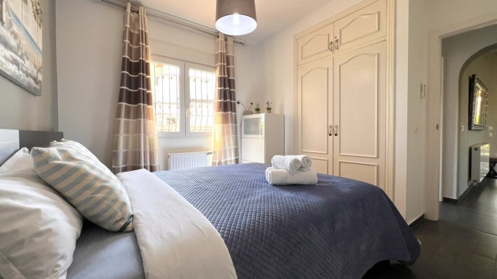 Sehr hochwertig renovierte Villa in Toplage mit großem, sonnigen Grundstück und vielen Extras