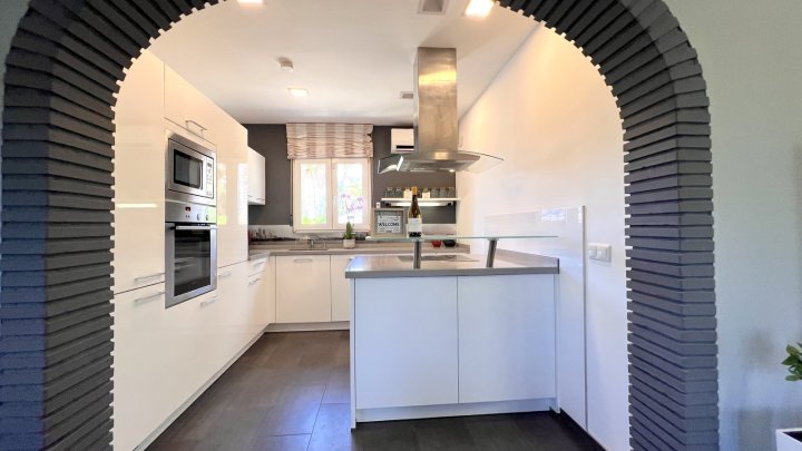 Sehr hochwertig renovierte Villa in Toplage mit großem, sonnigen Grundstück und vielen Extras