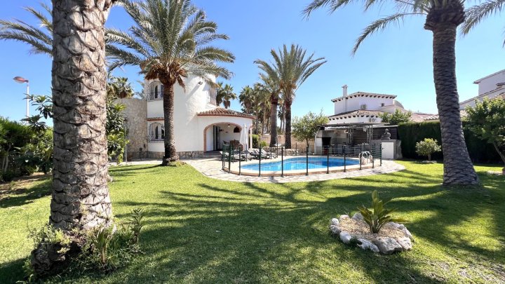 Sehr hochwertig renovierte Villa in Toplage mit großem, sonnigen Grundstück und vielen Extras