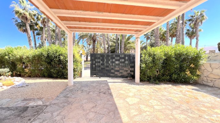 Sehr hochwertig renovierte Villa in Toplage mit großem, sonnigen Grundstück und vielen Extras