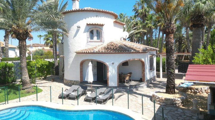 Sehr hochwertig renovierte Villa in Toplage mit großem, sonnigen Grundstück und vielen Extras