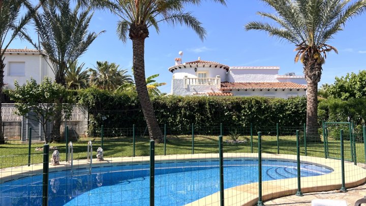 Sehr hochwertig renovierte Villa in Toplage mit großem, sonnigen Grundstück und vielen Extras