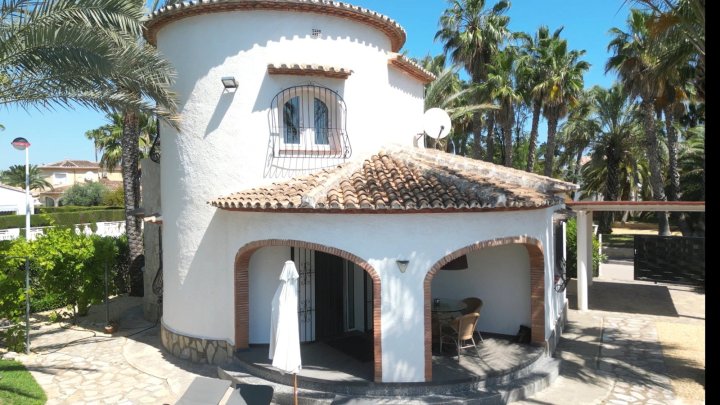 Sehr hochwertig renovierte Villa in Toplage mit großem, sonnigen Grundstück und vielen Extras