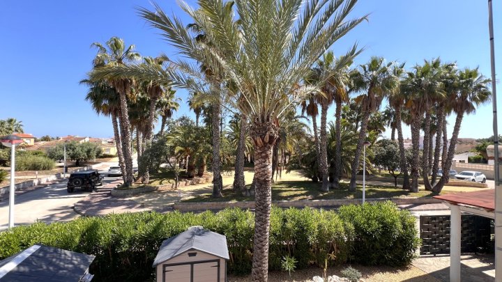 Sehr hochwertig renovierte Villa in Toplage mit großem, sonnigen Grundstück und vielen Extras