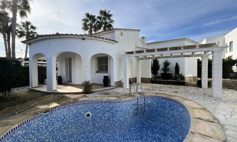 Freistehende Villa direkt am Golfplatz, Sackgasse, Pool, 2 SZ, 2 Bäder etc.