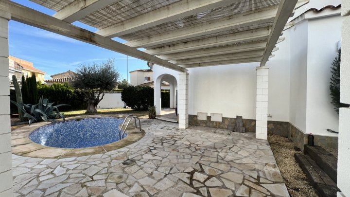 Freistehende Villa direkt am Golfplatz, Sackgasse, Pool, 2 SZ, 2 Bäder etc.