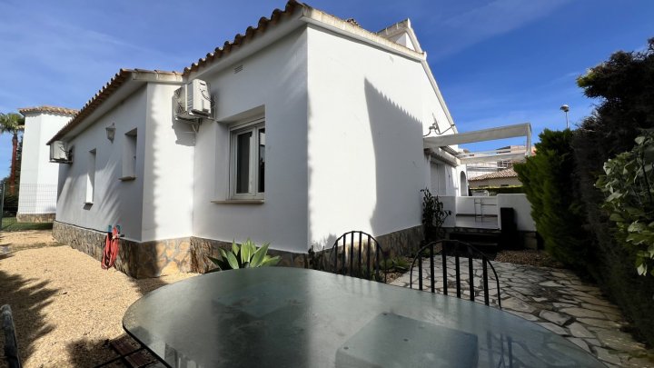 Freistehende Villa direkt am Golfplatz, Sackgasse, Pool, 2 SZ, 2 Bäder etc.