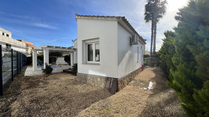 Freistehende Villa direkt am Golfplatz, Sackgasse, Pool, 2 SZ, 2 Bäder etc.
