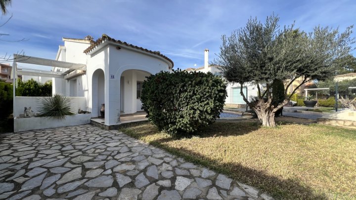 Freistehende Villa direkt am Golfplatz, Sackgasse, Pool, 2 SZ, 2 Bäder etc.