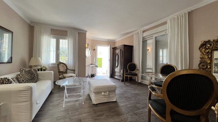 Freistehende Villa direkt am Golfplatz, Sackgasse, Pool, 2 SZ, 2 Bäder etc.