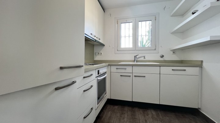 Freistehende Villa direkt am Golfplatz, Sackgasse, Pool, 2 SZ, 2 Bäder etc.
