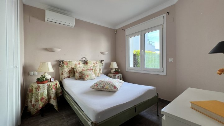 Freistehende Villa direkt am Golfplatz, Sackgasse, Pool, 2 SZ, 2 Bäder etc.