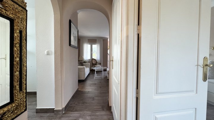 Freistehende Villa direkt am Golfplatz, Sackgasse, Pool, 2 SZ, 2 Bäder etc.