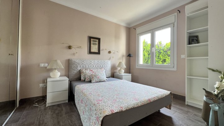 Freistehende Villa direkt am Golfplatz, Sackgasse, Pool, 2 SZ, 2 Bäder etc.