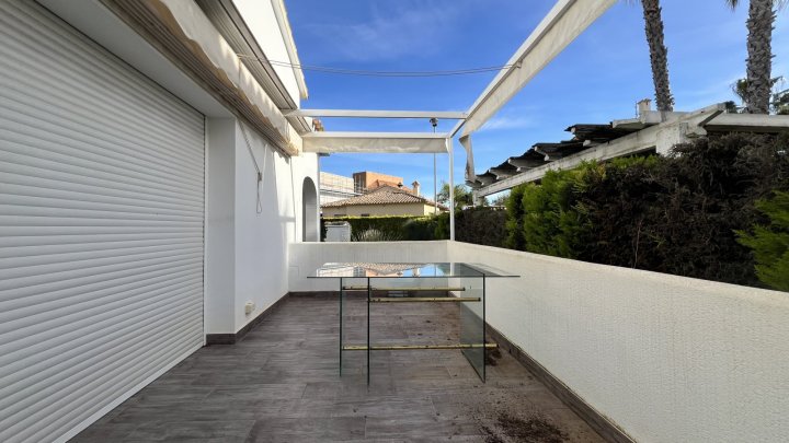 Freistehende Villa direkt am Golfplatz, Sackgasse, Pool, 2 SZ, 2 Bäder etc.