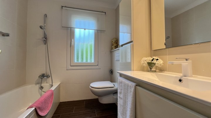 Freistehende Villa direkt am Golfplatz, Sackgasse, Pool, 2 SZ, 2 Bäder etc.
