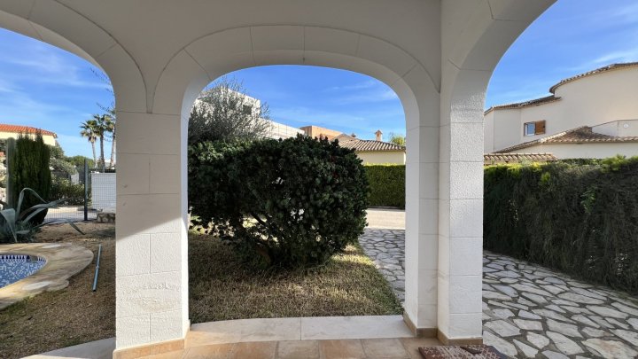 Freistehende Villa direkt am Golfplatz, Sackgasse, Pool, 2 SZ, 2 Bäder etc.