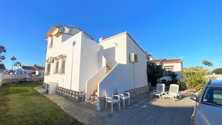Zwei Villen in schöner Lage und auf sonnigem Grundstück