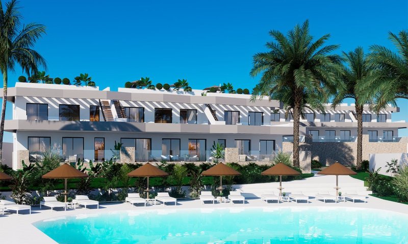 Erdgeschoss-Wohnungen mit 3 Schlafzimmern, 2 Bädern, großer Terrasse, Gemeinschaftspool und Meerblick