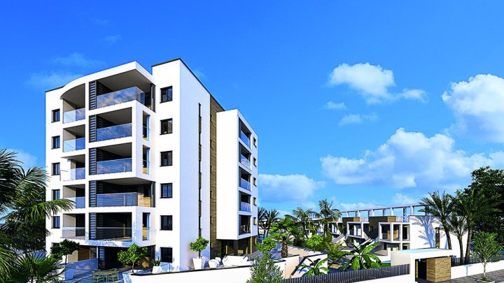 Appartements mit 2 Schlafzimmern und 2 Bädern in abgeschlossener Anlage mit Gemeinschaftspools nur 600 m vom Strand