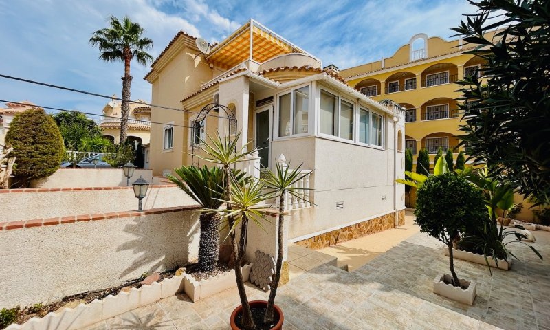 Villa mit 2 Schlafzimmern, 2 Bädern, Dachterrasse, Sauna und Gemeinschaftspool