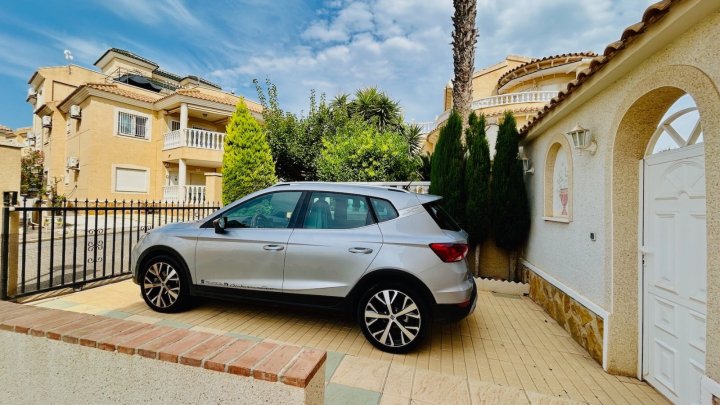 Villa mit 2 Schlafzimmern, 2 Bädern, Dachterrasse, Sauna und Gemeinschaftspool