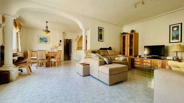 Villa mit 2 Schlafzimmern, 2 Bädern, Dachterrasse, Sauna und Gemeinschaftspool