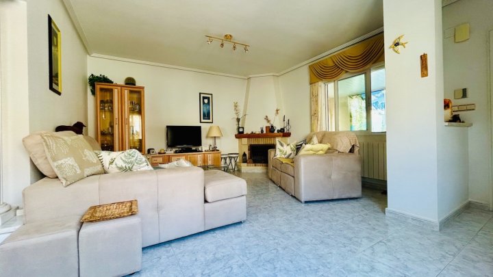 Villa mit 2 Schlafzimmern, 2 Bädern, Dachterrasse, Sauna und Gemeinschaftspool