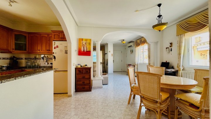 Villa mit 2 Schlafzimmern, 2 Bädern, Dachterrasse, Sauna und Gemeinschaftspool