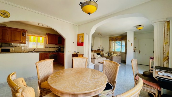 Villa mit 2 Schlafzimmern, 2 Bädern, Dachterrasse, Sauna und Gemeinschaftspool