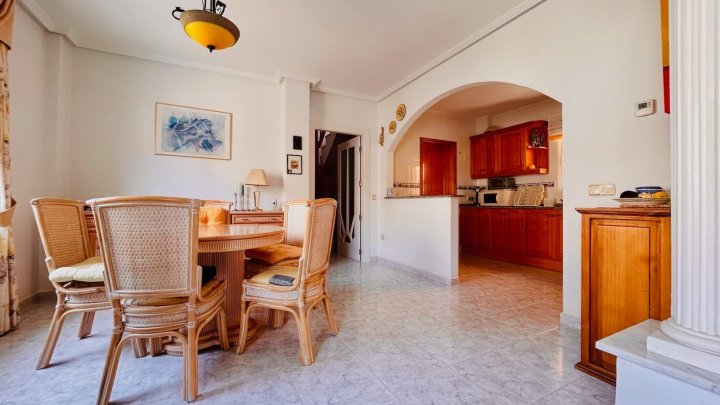 Villa mit 2 Schlafzimmern, 2 Bädern, Dachterrasse, Sauna und Gemeinschaftspool