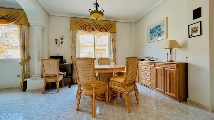 Villa mit 2 Schlafzimmern, 2 Bädern, Dachterrasse, Sauna und Gemeinschaftspool