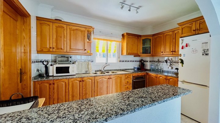 Villa mit 2 Schlafzimmern, 2 Bädern, Dachterrasse, Sauna und Gemeinschaftspool