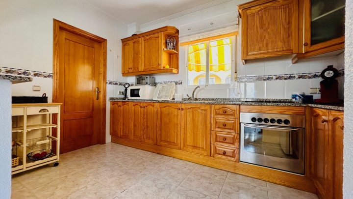 Villa mit 2 Schlafzimmern, 2 Bädern, Dachterrasse, Sauna und Gemeinschaftspool