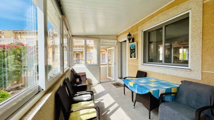 Villa mit 2 Schlafzimmern, 2 Bädern, Dachterrasse, Sauna und Gemeinschaftspool