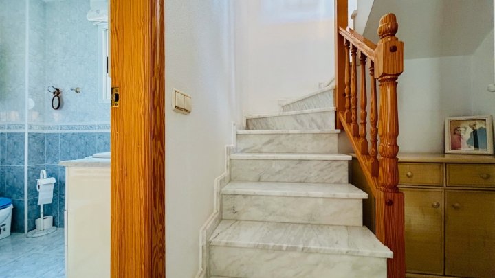 Villa mit 2 Schlafzimmern, 2 Bädern, Dachterrasse, Sauna und Gemeinschaftspool