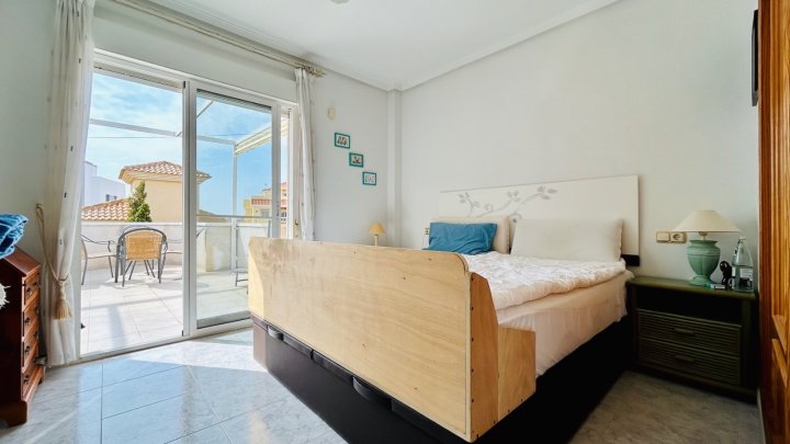 Villa mit 2 Schlafzimmern, 2 Bädern, Dachterrasse, Sauna und Gemeinschaftspool